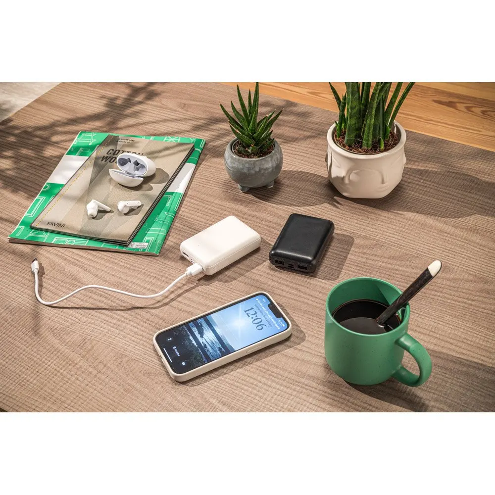 Bateria portáti em ABS 100% reciclado e capacidade de 10’000 mAh