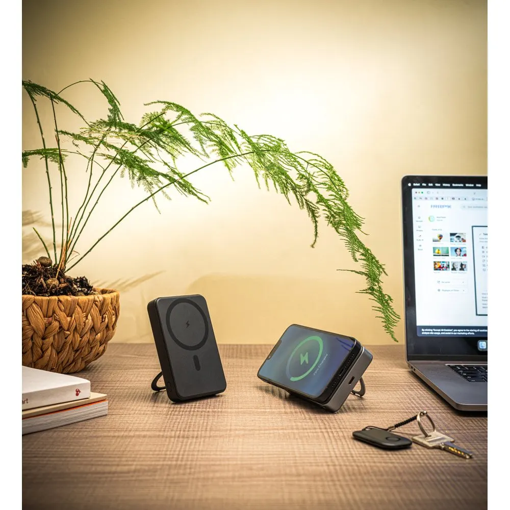 Bateria portátil magnética em ABS 100% reciclado com suporte, carregador wireless super-rápido 15W e capacidade de 10’000 mAh