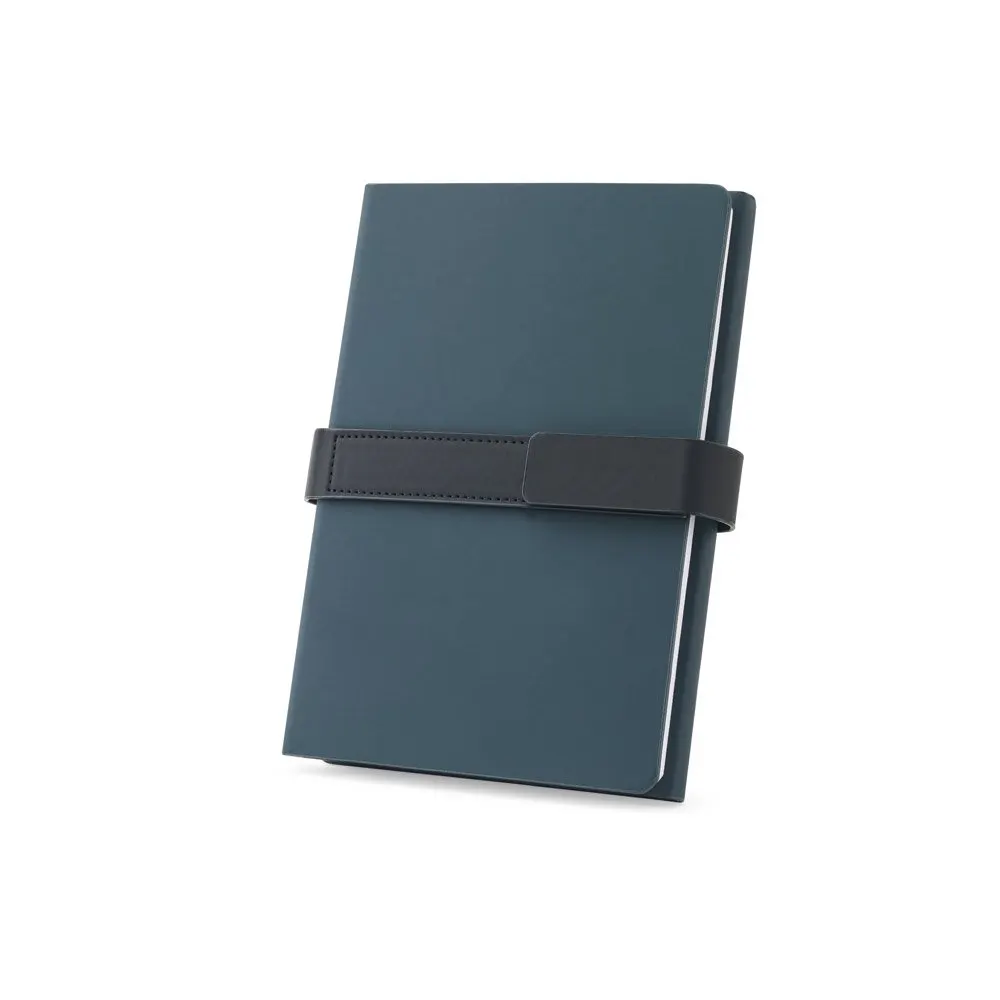 Caderno A5 com capa dura em 80% materiais reciclados (PU reciclado e poliéster reciclado) estruturado em duas partes: a primeira tem 128 páginas pautadas e a segunda 128 páginas lisas