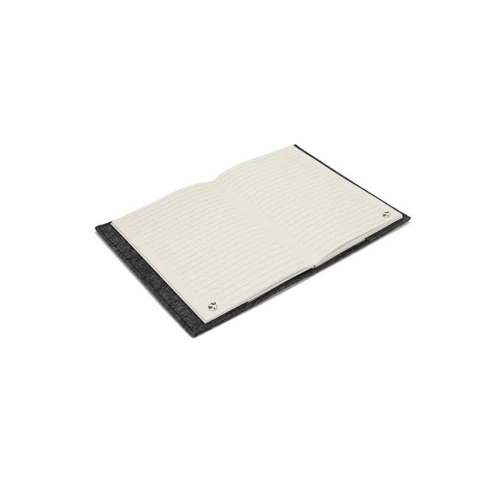 Caderno A5 com capa em feltro 100% reciclado, com 160 páginas pautadas recicladas