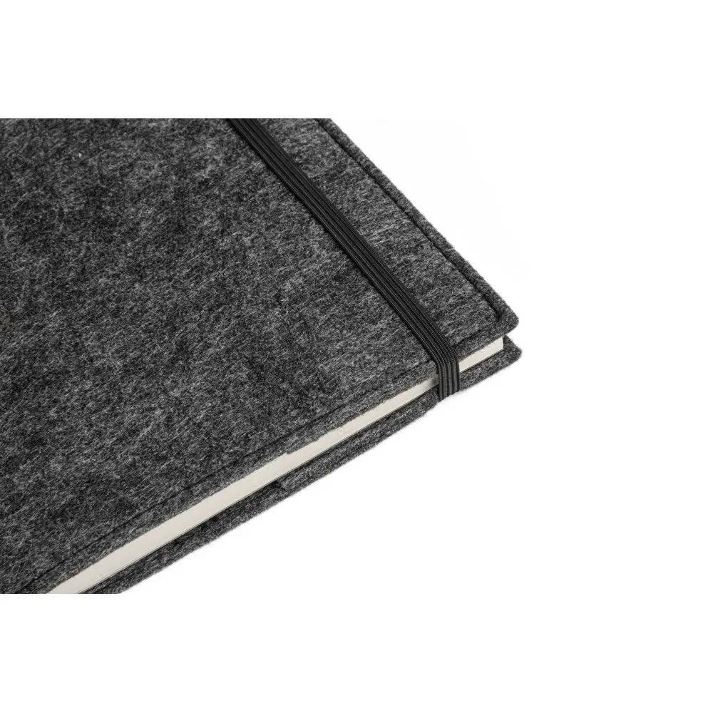 Caderno A5 com capa em feltro 100% reciclado, com 160 páginas pautadas recicladas