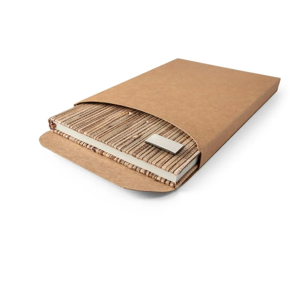 Caderno A5 de capa dura em palha natural com 192 páginas pautadas recicladas