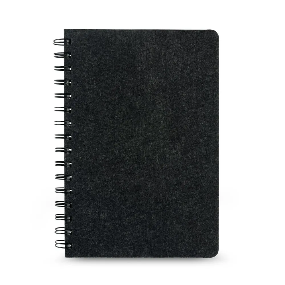 Caderno A5 de capa semi-rígida em feltro 100% reciclado, com argolas e 160 páginas pautadas
