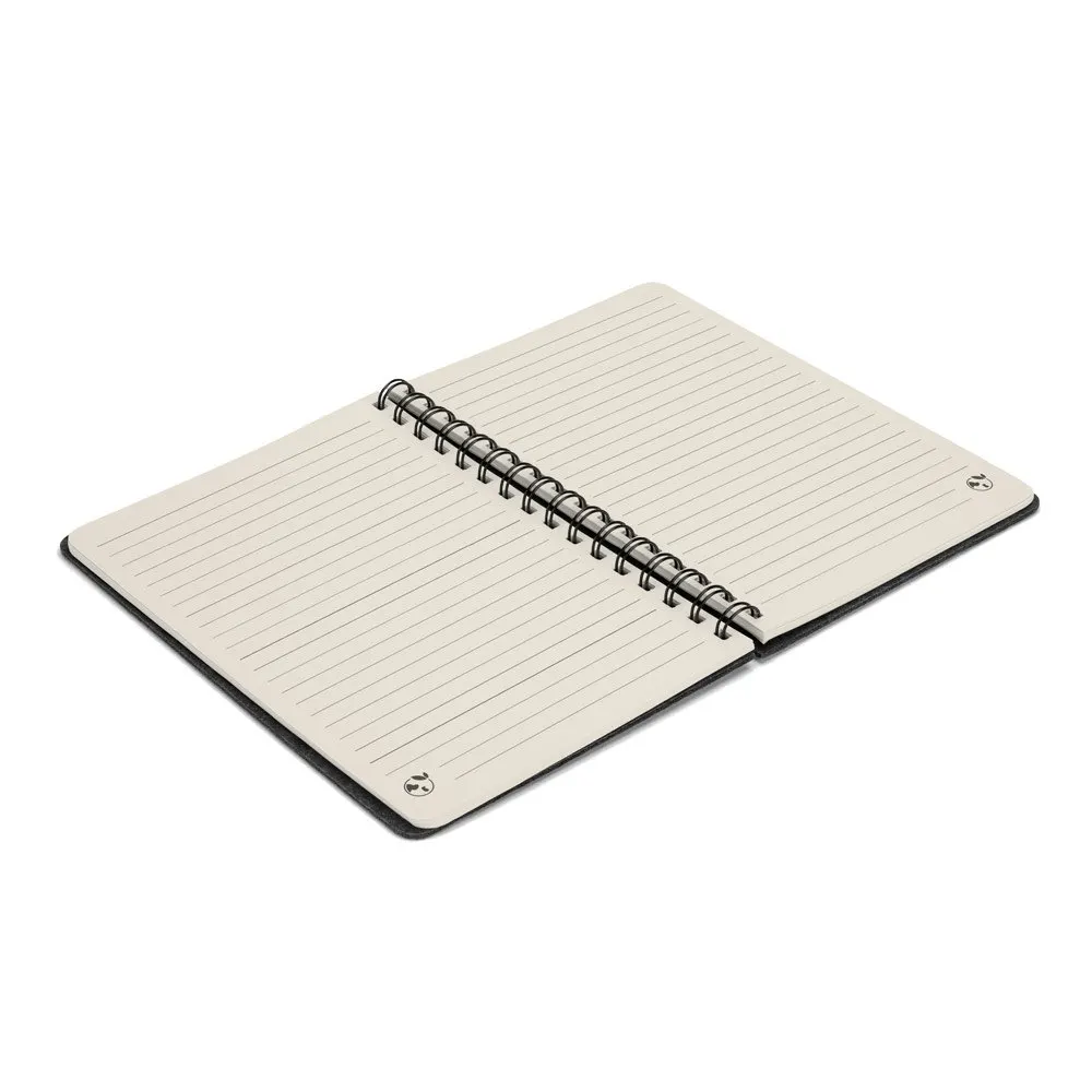 Caderno A5 de capa semi-rígida em feltro 100% reciclado, com argolas e 160 páginas pautadas