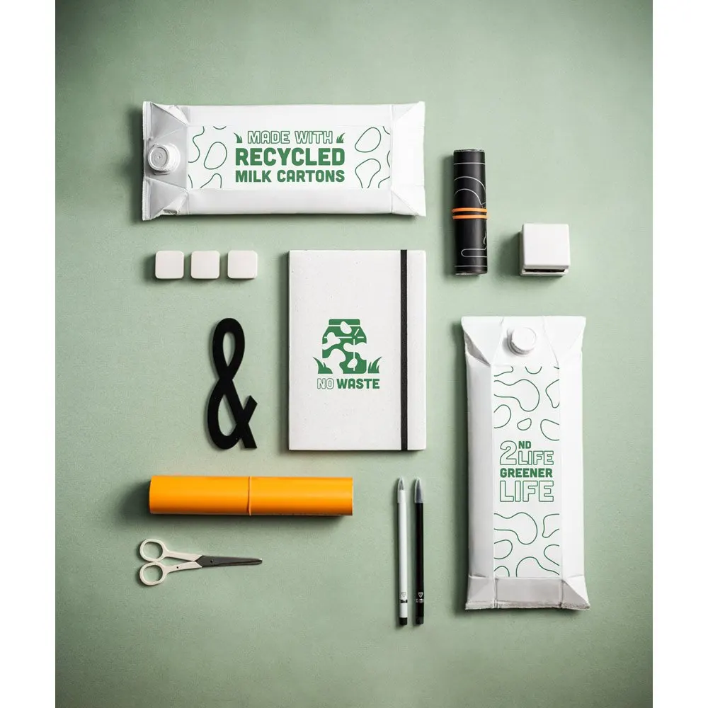 Caderno A5,produzido através de pacotes de leite reciclados com folhas pautadas recicladas, com 160 páginas pautadas recicladas