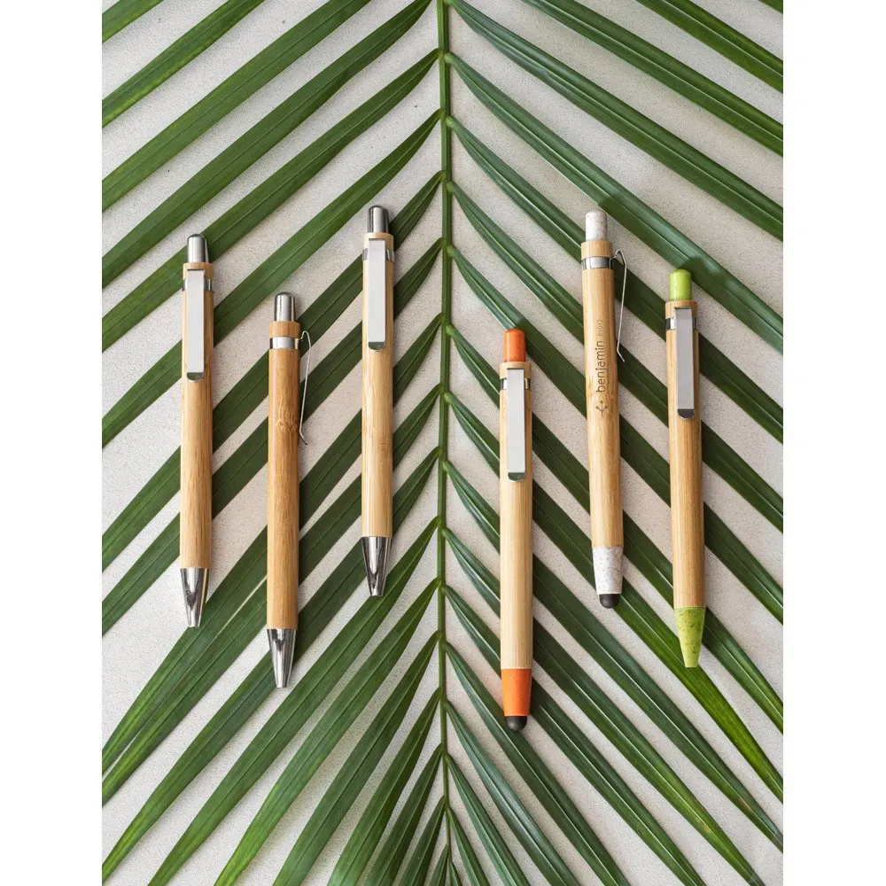 Conjunto de esferográfica com escrita em azul e lapiseira, ambas em bambu