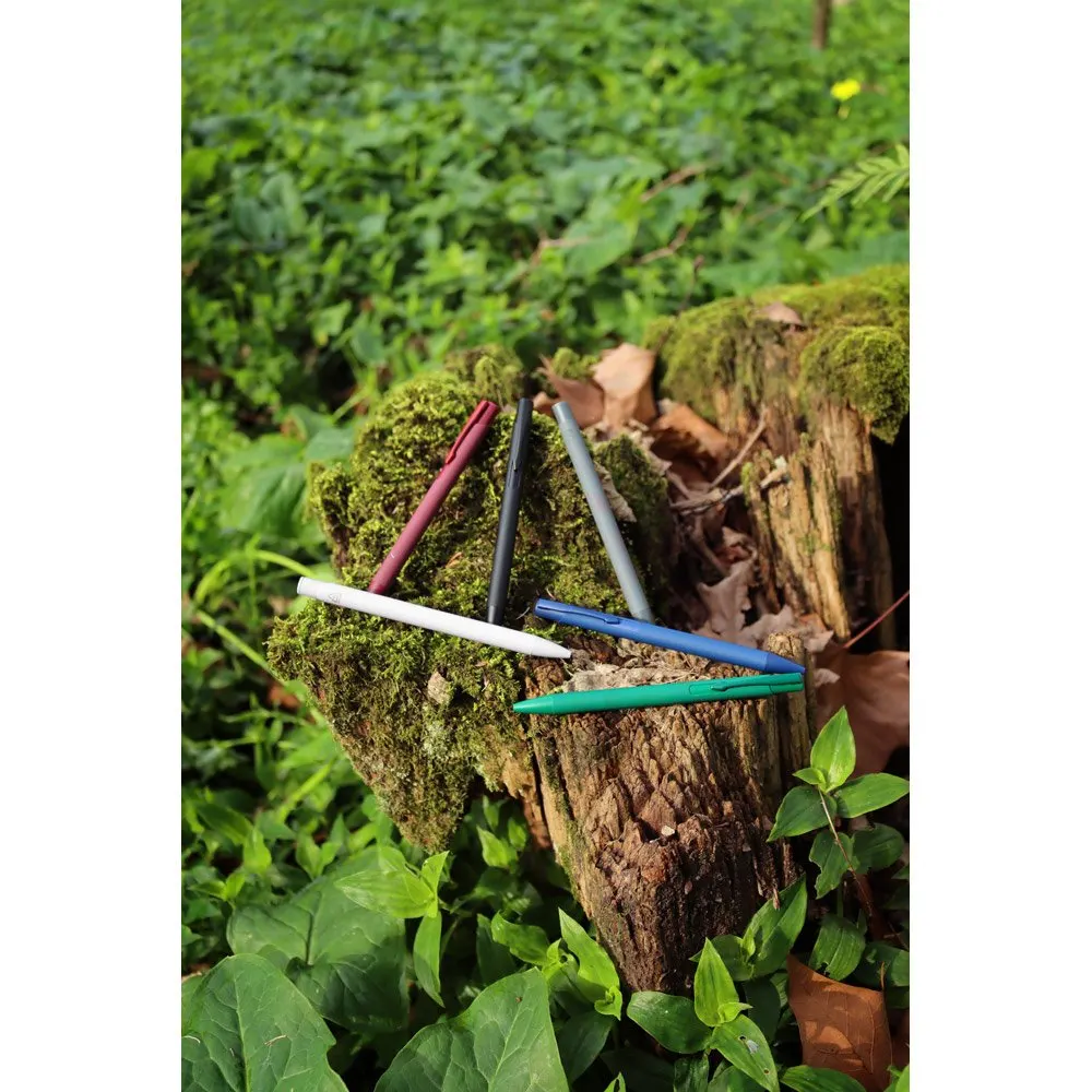 Esferográfica em alumínio 100% reciclado, com acabamento em borracha e escrita em azul