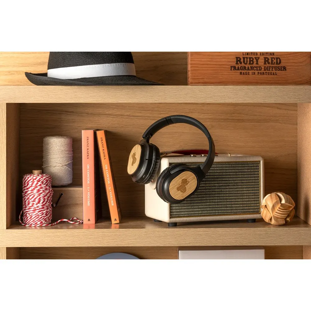 Fones de ouvido wireless em bambu e ABS com autonomia de 5h