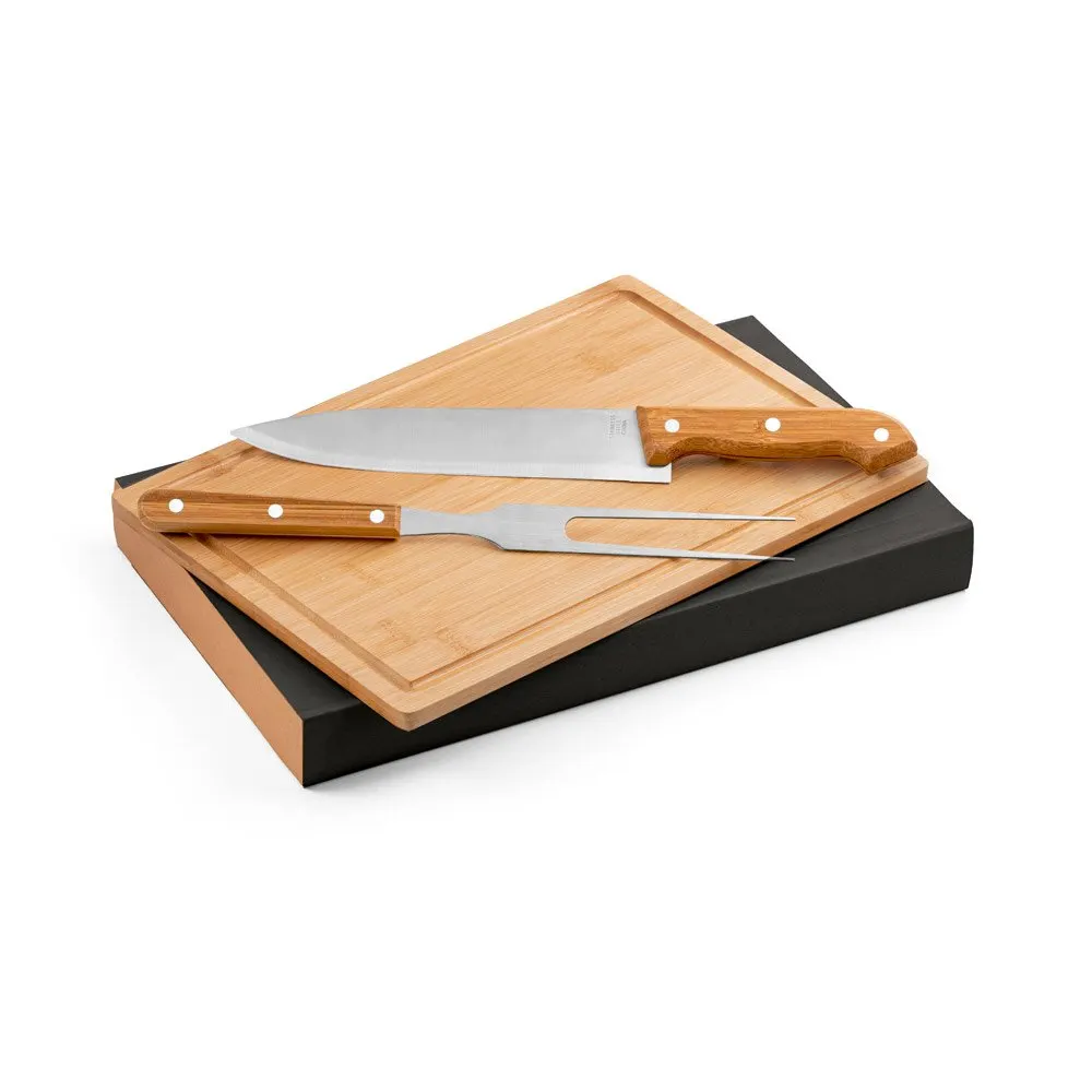 Kit churrasco em caixa kraft com tábua em bambu e 2 utensílios em aço inox e bambu