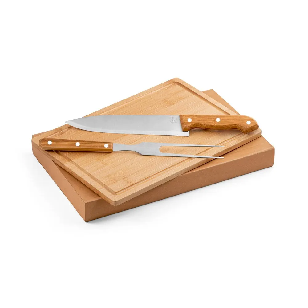 Kit churrasco em caixa kraft com tábua em bambu e 2 utensílios em aço inox e bambu