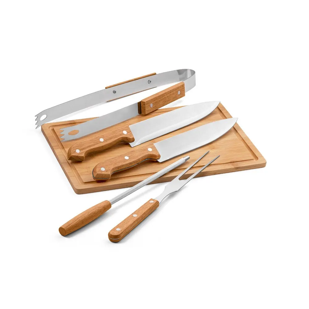 Kit churrasco em estojo de 210D e tábua em bambu com 5 utensílios em aço inox e madeira de Seringueira