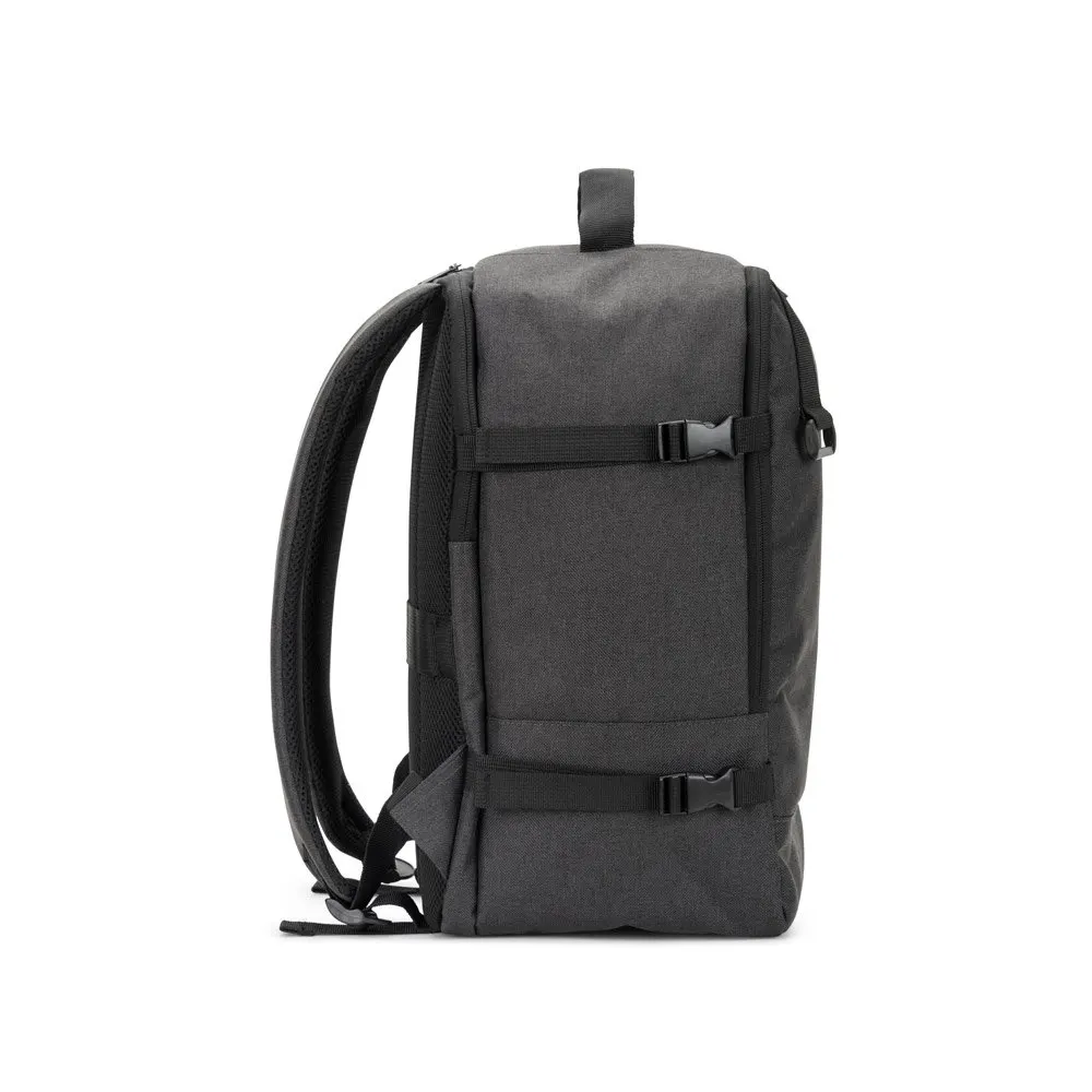 Mochila desenvolvida para cumprir as dimensões exigidas pelas companhias aéreas em poliéster reciclado 600D de alta densidade com acabamento repelente à água 20 L