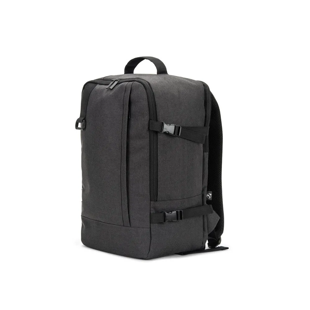 Mochila desenvolvida para cumprir as dimensões exigidas pelas companhias aéreas em poliéster reciclado 600D de alta densidade com acabamento repelente à água 20 L