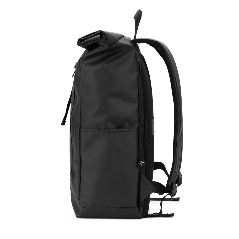Mochila “Roll top” com design em sistema de fecho que permite enrolar a parte superior em poliéster reciclado 600D de alta densidade com revestimento resistente á água 20 L