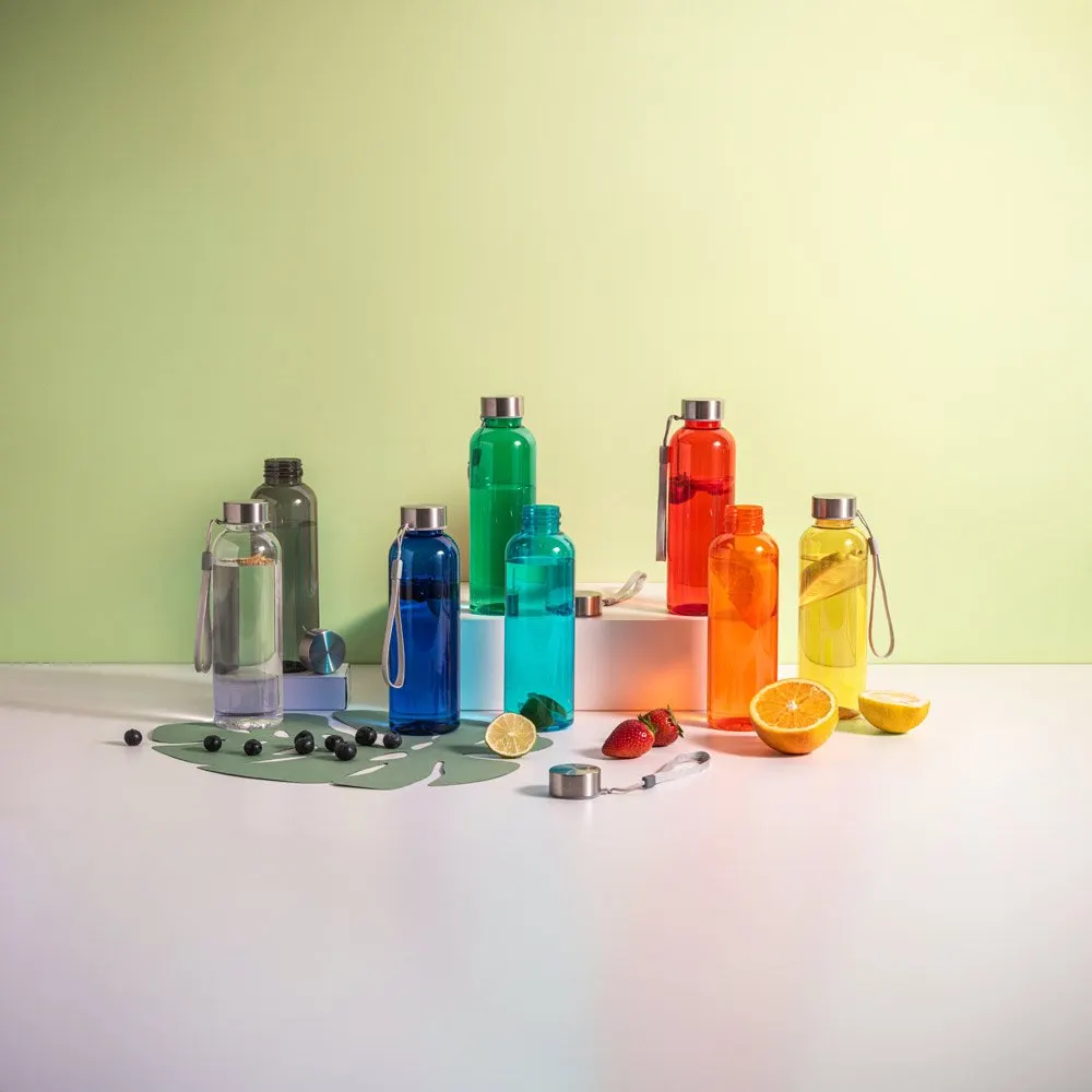 Squeeze em PET 100% reciclado e tampa em aço inox, com pega em corda 580 mL