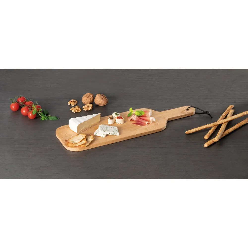 Tábua em bambu ideal para servir aperitivos com fitas para pedurar